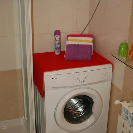 In With Balcony, Air Conditioning, Wifi, Washing Machine Roč