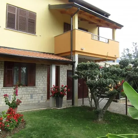 In With Balcony, Air Conditioning, Wifi, Washing Machine 아파트 Roč